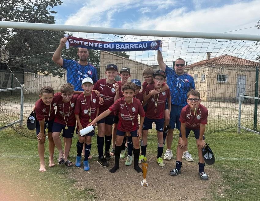 Les jeunes de l'EDB c&eacute;l&egrave;brent avec l'&eacute;charpe du club