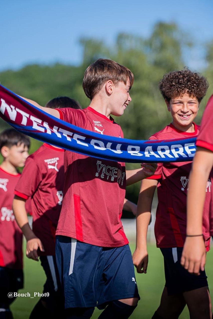 Deux jeunes licenci&eacute;s avec l'&eacute;charpe de l'Entente du Barreau
