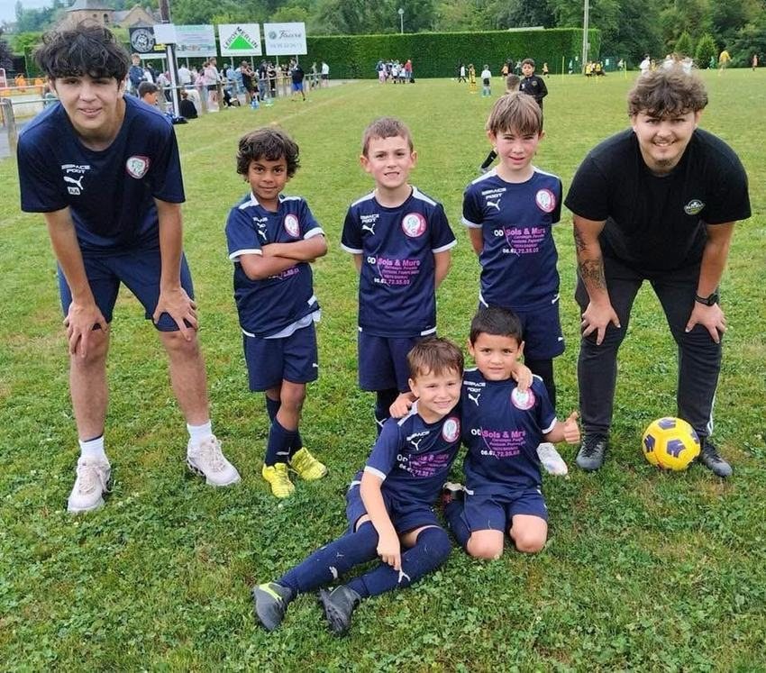 &Eacute;quipe des petits de l'&eacute;cole de foot sur le terrain